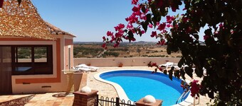 RELAXING HOLIDAY VILLA - PANORAMIC RURAL ALENTEJO VIEWS, POOL, BIKES, PING PONG