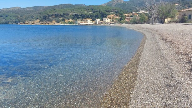 A coastal scene with clear water, pebbly beach, and buildings in the background. - Villa Giolù, Appartamento Corallo 200 m from the sea, ferry discount! (Portoferraio)