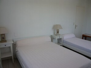 4 bedrooms, iron/ironing board, bed sheets