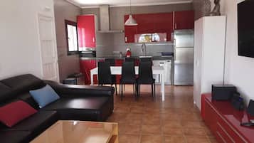 Smart TV, chimenea, libros y estéreo