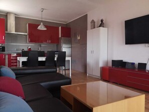 Smart-tv, een open haard, boeken en een stereo