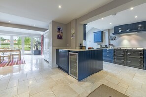 Microondas, lavavajillas, cafetera y tetera y periquera 