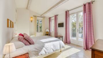 4 chambres, coffres-forts dans les chambres, bureau