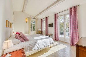 4 Schlafzimmer, Zimmersafe, Schreibtisch, Bügeleisen/Bügelbrett