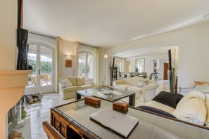 Smart-TV, Kamin, Tischtennisplatte, Bücher