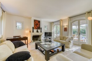 Smart-TV, Kamin, Tischtennisplatte, Bücher