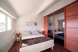 4 quartos, escrivaninha, ferros/tábuas de passar roupa, berço de viagem