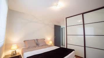 4 habitaciones, escritorio y tabla de planchar con plancha