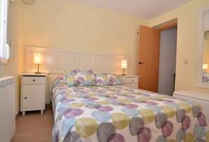 3 bedrooms, iron/ironing board, travel cot, free WiFi