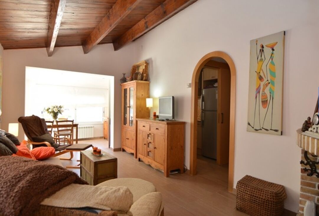 Smart-tv, eldstad, tv-spel och böcker