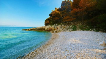 Beach nearby, sun-loungers, beach towels