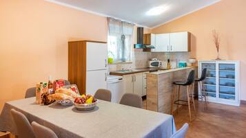 Frigorifero, microonde, forno, piano cottura