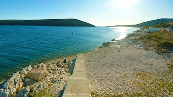 Nära stranden, solstolar och strandhanddukar