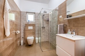 Combined shower/tub, hair dryer, towels, soap - Romantic private pool villa, 3 minutes from the beach, stunning sea view (Rakalj)