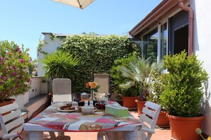 Outdoor dining - GREGORIUS DIAMERISMA: panoramic terrace (Napoli)