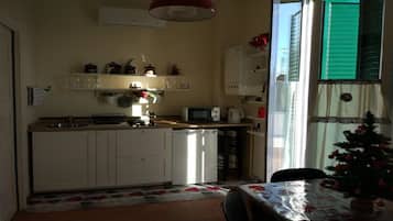 Réfrigérateur, micro-ondes, plaque de cuisson, cafetiÚre/bouilloire