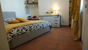 2 Schlafzimmer, Schreibtisch, schallisolierte Zimmer