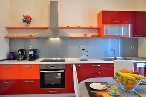 Jääkaappi, uuni, liesi, astianpesukone