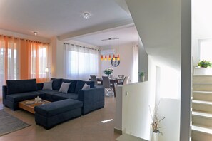 TV, fireplace, table tennis, books