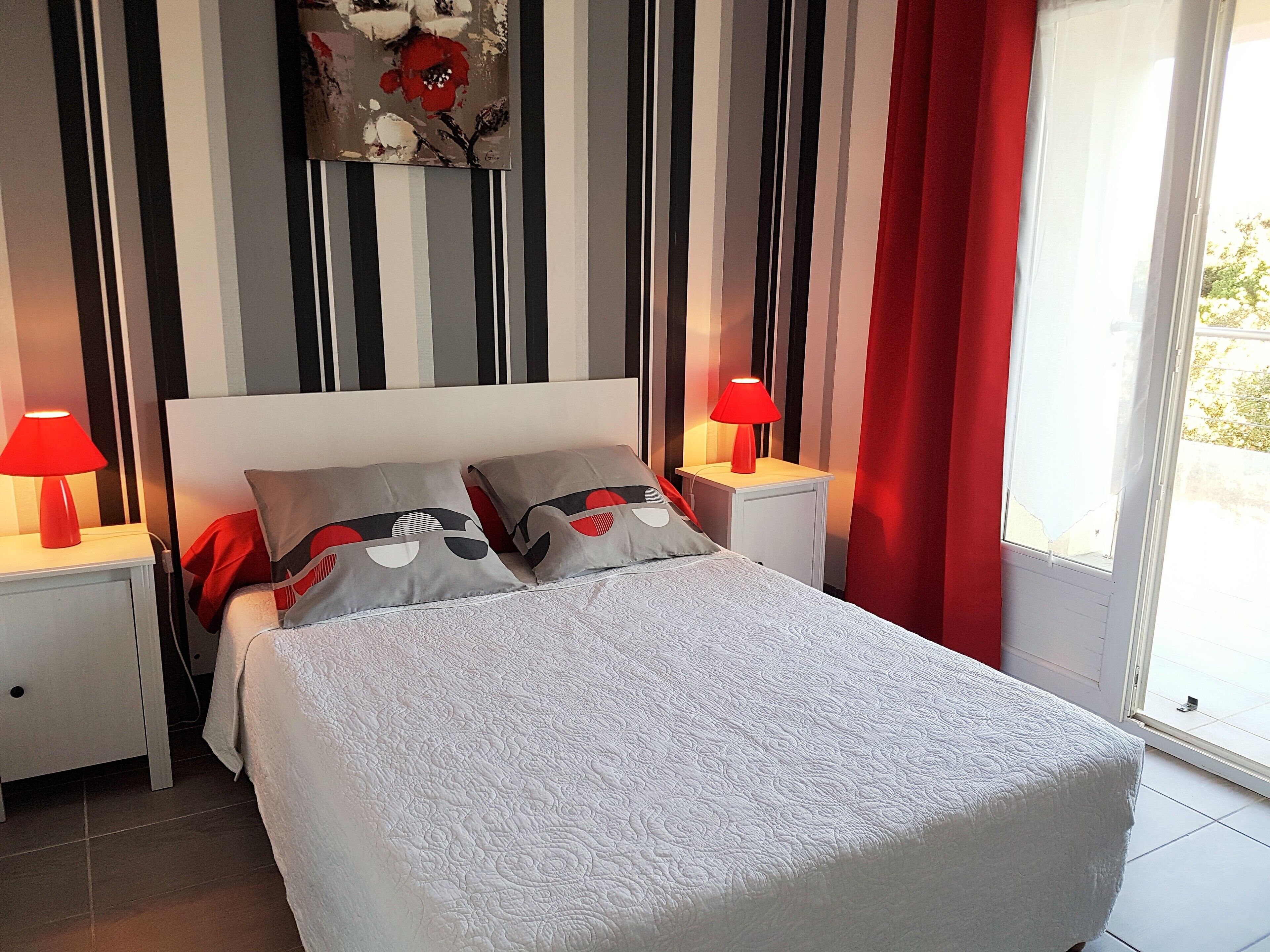 3 間睡房、書桌、熨斗/熨衫板、可攜式嬰兒床