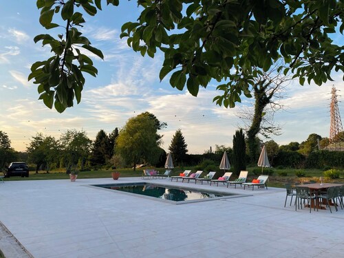 Quinta da Maínha. 4 bedrooms, 3 bathrooms, lgardens and 2 pools. Pets allowed !
