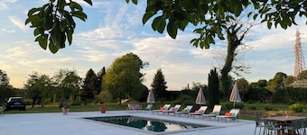 Quinta da Maínha. 4 bedrooms, 3 bathrooms, lgardens and 2 pools. Pets allowed !