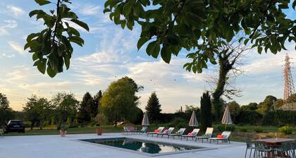 Quinta da Maínha. 4 bedrooms, 3 bathrooms, lgardens and 2 pools. Pets allowed !