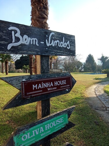 Quinta da Maínha. 4 bedrooms, 3 bathrooms, lgardens and 2 pools. Pets allowed !