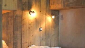 4 chambres, bureau, lit parapluie, draps fournis