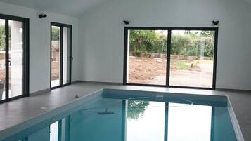 Alberca techada y alberca climatizada