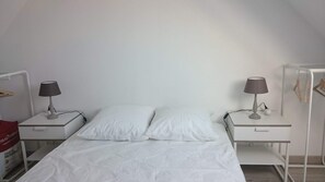 5 bedrooms, iron/ironing board, travel crib, free WiFi - House 2 to 10 people with indoor heated pool in Belle Île (Bangor)