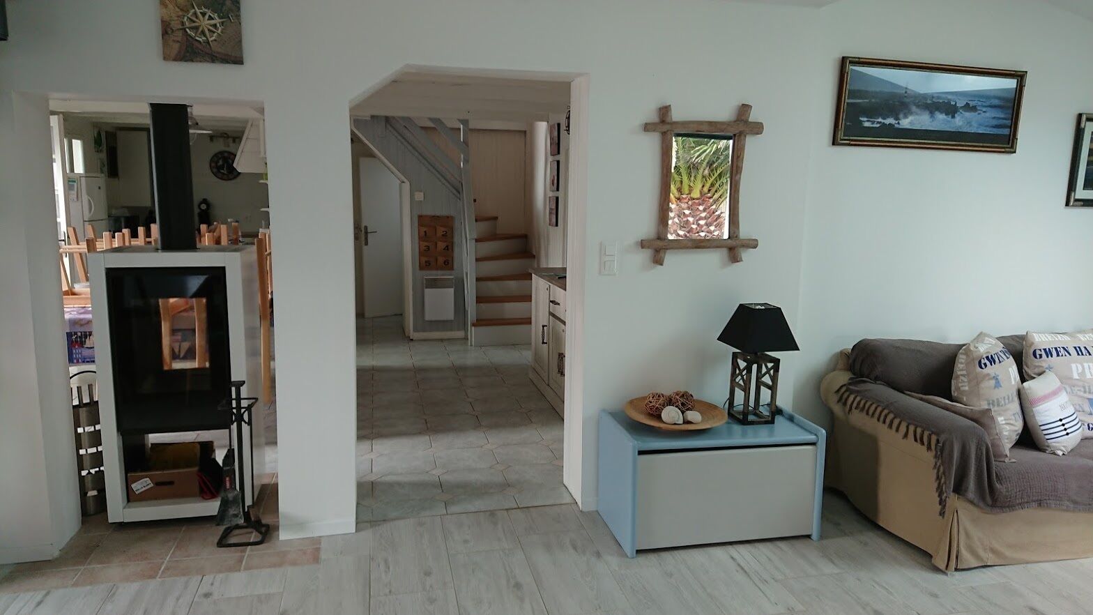 Televisión, chimenea, reproductor de DVD y futbolito 