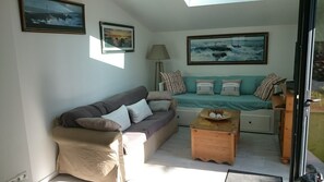 TV, fireplace, DVD player, foosball - House 2 to 10 people with indoor heated pool in Belle Île (Bangor)