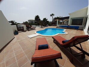 Una piscina al aire libre, una piscina climatizada