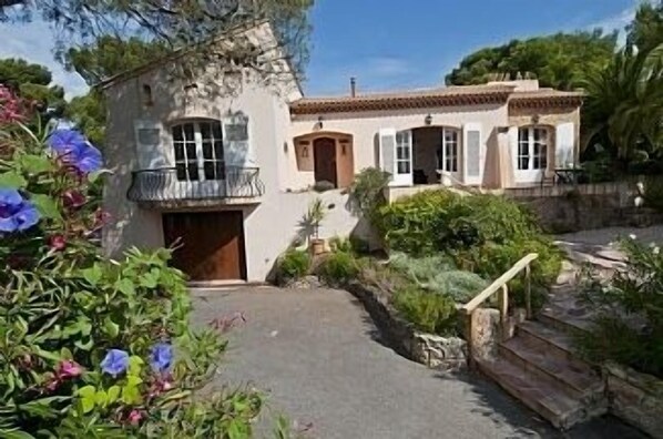 Exterior - Beautiful Villa With Private Pool Set In Mature Gardens (Saint-Raphaël)