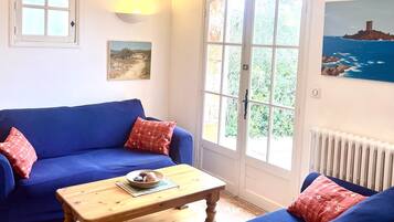 Smart-tv, een open haard, een tafeltennistafel en boeken