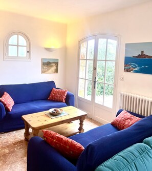 Smart TV, fireplace, table tennis, books - Beautiful Villa With Private Pool Set In Mature Gardens (Saint-Raphaël)