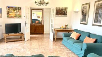 Smart-tv, een open haard, een tafeltennistafel en boeken