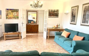 Smart TV, fireplace, table tennis, books - Beautiful Villa With Private Pool Set In Mature Gardens (Saint-Raphaël)