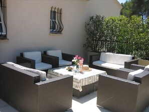 Terrace/patio - Beautiful Villa With Private Pool Set In Mature Gardens (Saint-Raphaël)