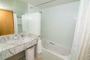 Ensemble douche/baignoire, sèche-cheveux, bidet, serviettes fournies