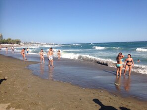 Sur la plage, serviettes de plage
