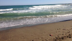 Une plage où les vagues se brisent près du rivage.