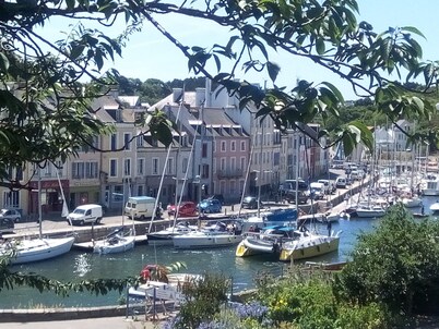 Breton apartment at the foot of the port