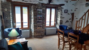 電視、DVD 播放機、書籍、音響