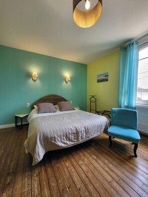 4 عدّة غرف نوم ومكواة/لوح كي وواي فاي وملاءات أسرّة