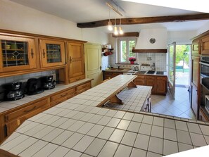 ثلاجة، ميكروويف، فرن، موقد طهي مسطح