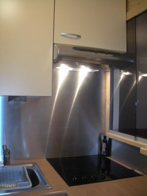 Jääkaappi, mikroaaltouuni, uuni, liesi