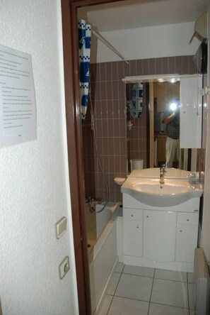 Bathtub - Comfortable accommodation at the foot of the slopes, south-facing, shops, quiet location (Huez)