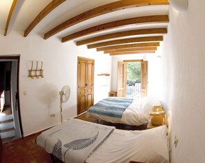 3 chambres, coffres-forts dans les chambres, fer et planche à repasser